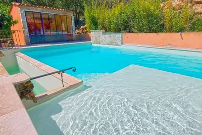 Image de Maison climatisée avec piscine privée
