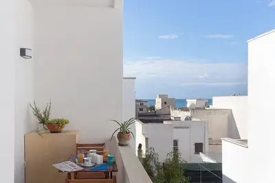 Casa Iona A: A welcoming apartment situated at a short distance from the beach, with Free Wi-Fi.