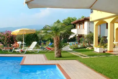 Image de Grande maison de vacances avec piscine partagée à Lazise