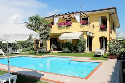 Image de Maison moderne joliment décorée avec piscine près de Lazise