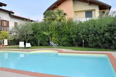 Appartement chaleureux avec jardin, belle vue sur la colline
