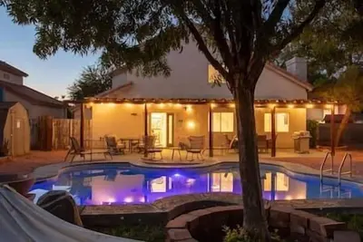 Image de ❤️ Large 4br Beauty with Pool & Amazing Backyard!