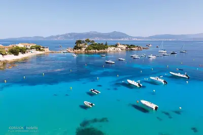 Image de Maison de famille les pieds dans l'eau face à une belle plage de sable fin