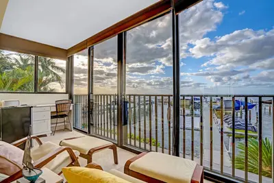 Image de Rare Bayfront End Unit in Moon Bay, Unmatched Sunsets, Boat Slip, Pool, Beach