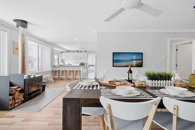 Image de Alka Beach House – Stay 3, Pay 2!