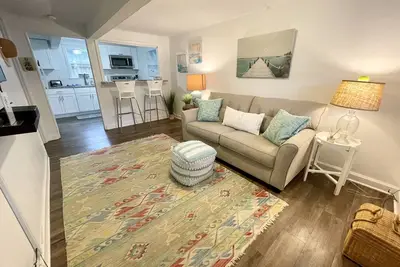 Image de North End Beach Bungalow- Steps From the Beach