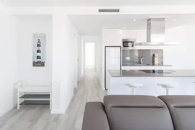 Image de Appartement de 3 chambres avec vue sur la mer, jacuzzi commun, à côté de la plage et près du centre