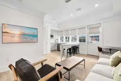 Image de Bella Carriage House— Elegant modern minimalism close to Beach and Pools