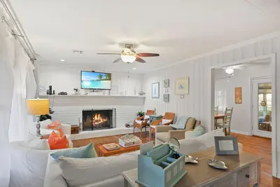 Image de Artist's Cottage - Comfortable Pet friendly home 1 mile from the beach!