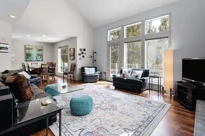 Image de Stylish, Family-Friendly Home has Two Primary Suites, Hot Tub, Chef’s Kitchen!