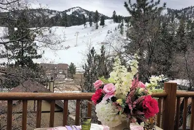 Image de Charming log cabin close to slopes, amazing views from your own private hot tub!