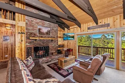 Image de Luxury log cabin with lake and mountain views, game room, Bbq, and more!