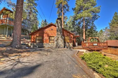 Image de Cozy mountain getaway with private spa, Bbq, large deck, a short walk to slopes!