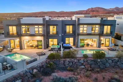 Image de Ace on the 8th - 2 Private Pools - Sleeps 58!