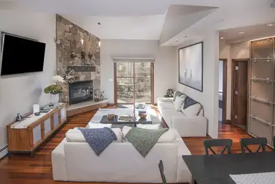 Image de Airy Townhome in Vail w/ Beautiful Views, Modern Decor, Free bus shuttle. Vp7