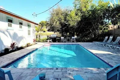 Image de 562 Beachy Keen Cottage| New Pool | Mins 2 Beaches