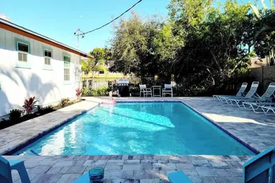 Image de 562 Shady Palm Cottage | New Pool | Mins 2 Beaches