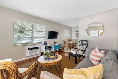 Image de Vinoy Beach getaway, Fun in the Sun Close to bars!