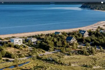 Image de beautiful Gerard Drive cottage- water everywhere! .