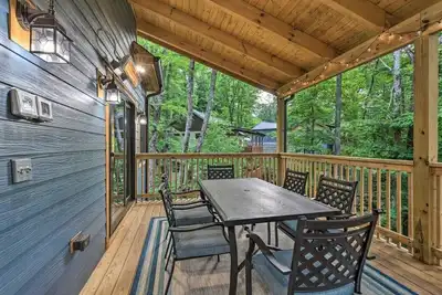 Image de Sprawling Blowing Rock Escape with Theater and Hot Tub!