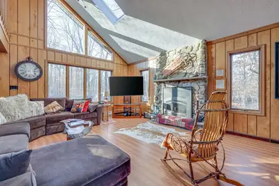 Image de Large Poconos rustic style home in gated community - Fire Pit - Lake - Beach!
