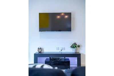 Image de Elegant prime city apartment W\/ gated parking