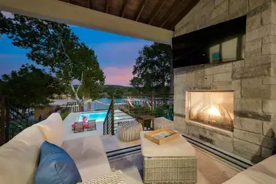 Image de Luxury Lake House w/2 story dock, boat lift, & private heated pool!