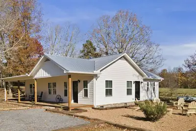 Image de The Farmhouse @ Desoto Farms with Hot Tub!