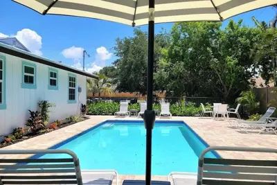 Image de 558 Pink Pearl Cottage| New Pool | Mins 2 Beaches