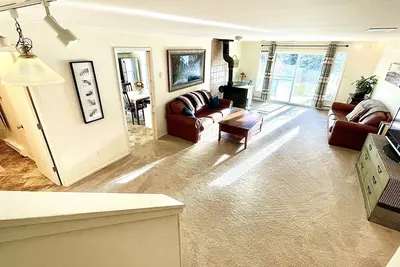 Image de Spacious Unit with Stunning Mountain Views and Sunshine, minutes from Downtown!