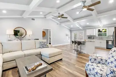Image de New Construction- Hot Tub - 1. 3m to Beach, 2 King Beds.