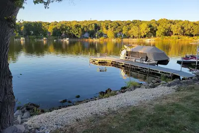 Image de Newly updated water retreat. Pontoon for rent, Free golf & Ice at local course