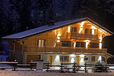 Chalet de 230 m2 récent 12 pers 6 ch 5 sdb à Châtel\nAdhérent Multipass été