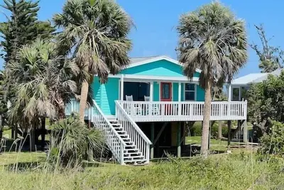 Image de Alden's Retreat: Beachfront cottage with private dock!
