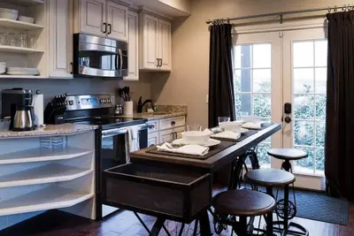 Image de Snuggle Down Inn: 1br In-Law Basement Suite