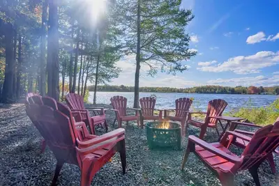 Image de 🐝 Awesome Lakefront House w\/ Hot Tub - Honeybee Hideaway 🐝