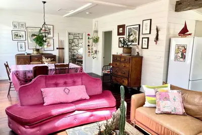 Image de The Belfast Belle/ Vintage Luxe + Outdoor Hot Tub/ 1850's Port Fairy Cottage.