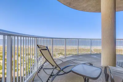 Image de Oceanfront 5th-floor condo with balcony, gorgeous views & pool access