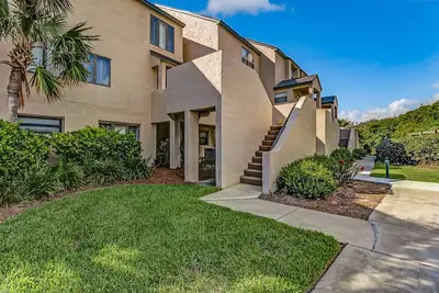 Image de Completely Remodeled Condo with Modern Kitchen & WiFi - Steps to Beach\/Pool