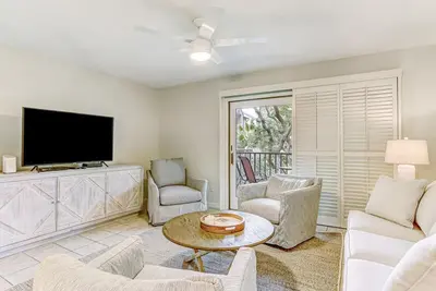 Image de Renovated dog-friendly townhome with new furnishings, resort pool & beach club