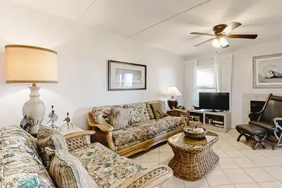 Image de Bright & sunny oceanfront getaway with central Ac & pool