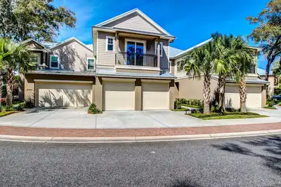Image de Updated Townhome near the Ocean w/Private Patio, Shared Pool, Central A/C