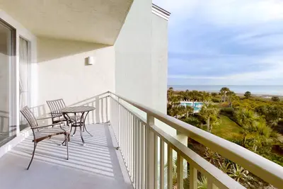 Image de Oceanfront condo with large balcony, pool, central Ac & views