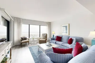 Image de Third-floor oceanfront condo with balcony, W/D, pool & tennis