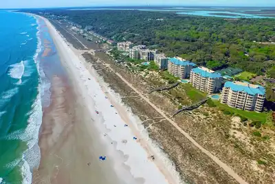 Image de Elegant, oceanfront condo with balcony, washer/dryer & on-site pool