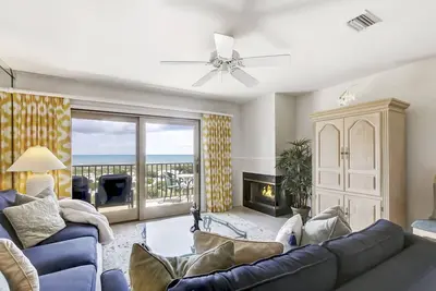 Image de Updated oceanfront condo with balcony, pool, beach access, fast WiFi & W/D