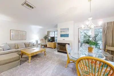 Image de Two-story townhome with fast WiFi & pool - steps from the beach