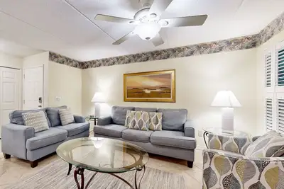 Image de Ground-floor summer beach village condo with a great view plus patio & pool