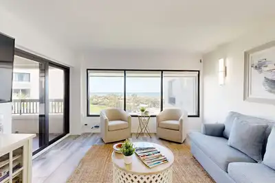 Image de Renovated Oceanfront Condo with Balcony, WiFi & Shared Pool