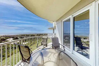 Image de Oceanfront, 2nd-Floor Condo with Balcony, HDTVs, WiFi, Ac & Shared Pool